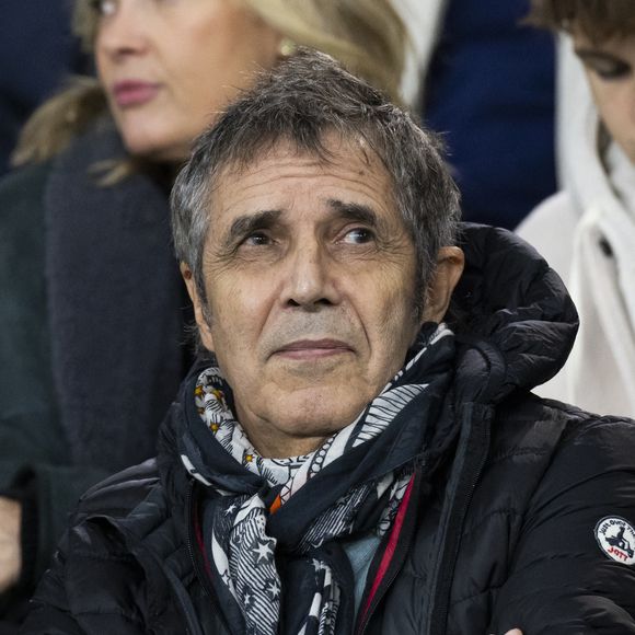 Julien Clerc - People dans les tribunes lors du match de ligue des champions entre le PSG et l'AC Milan au Parc des Princes à Paris le 25 octobre 2023. © Cyril Moreau/Bestimage