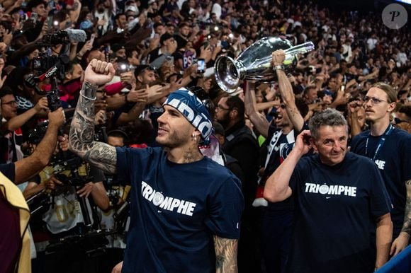 Lucas Hernández - Les joueurs du PSG célèbrent leur titre de Champion d'Europe au Parc Des Princes à Paris, le 1er juin 2025.
© Baptiste Autissier/PsnewZ/Bestimage