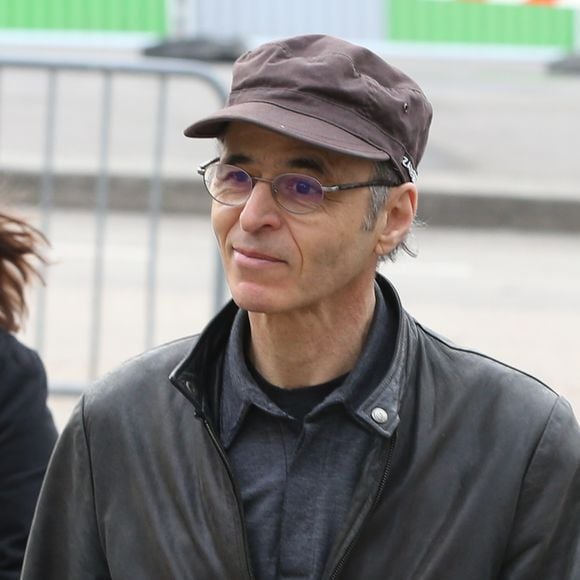 "Ensemble, ils interpréteront cette chanson pour la première fois en public le 10 avril sur la scène de Pleyel accompagnés par l’un des orchestres des armées. Tous les droits de cette composition, dont le titre ne serait pas encore tranché, seront reversés au Bleuet de France."

Jean-Jacques Goldman lors des obsèques de Véronique Colucci au cimetière communal de Montrouge.
Agence / Bestimage