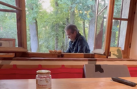 Petit déjeuner à Douchy pour Anthony Delon venu rendre visite à la personne en charge de la propriété de son père.