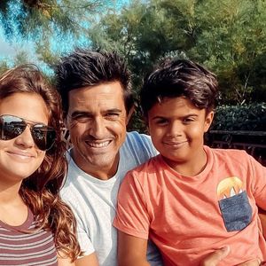 Jean-Pascal Lacoste avec ses enfants Kylie et Maverick et sa fiancée Delphine Tellier