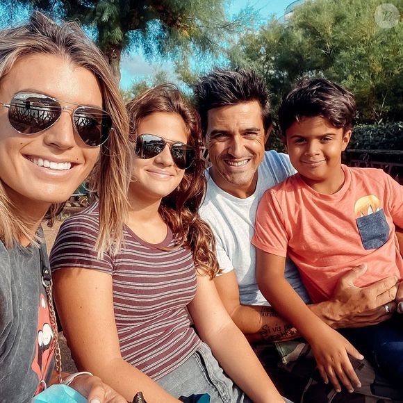 Jean-Pascal Lacoste avec ses enfants Kylie et Maverick et sa fiancée Delphine Tellier