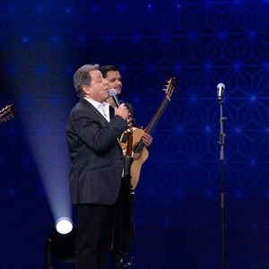 Chico et les Gypsies, Isabelle Morizet (Karen Cheryl), Faustine Bollaert pour les surprises de l'enregistrement de l'émission "La Boîte à secrets", présentée par F.Bollaert et diffusée le 16 janvier 2026 sur France 3, dans les studios du Lendit à Saint-Denis, France, le 16 décembre 2025. © Cyril Moreau/Bestimage