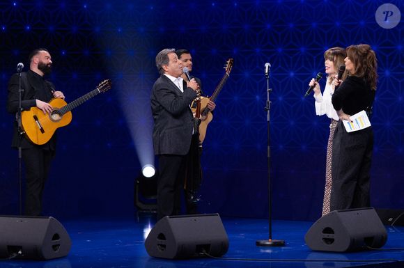 Chico et les Gypsies, Isabelle Morizet (Karen Cheryl), Faustine Bollaert pour les surprises de l'enregistrement de l'émission "La Boîte à secrets", présentée par F.Bollaert et diffusée le 16 janvier 2026 sur France 3, dans les studios du Lendit à Saint-Denis, France, le 16 décembre 2025. © Cyril Moreau/Bestimage