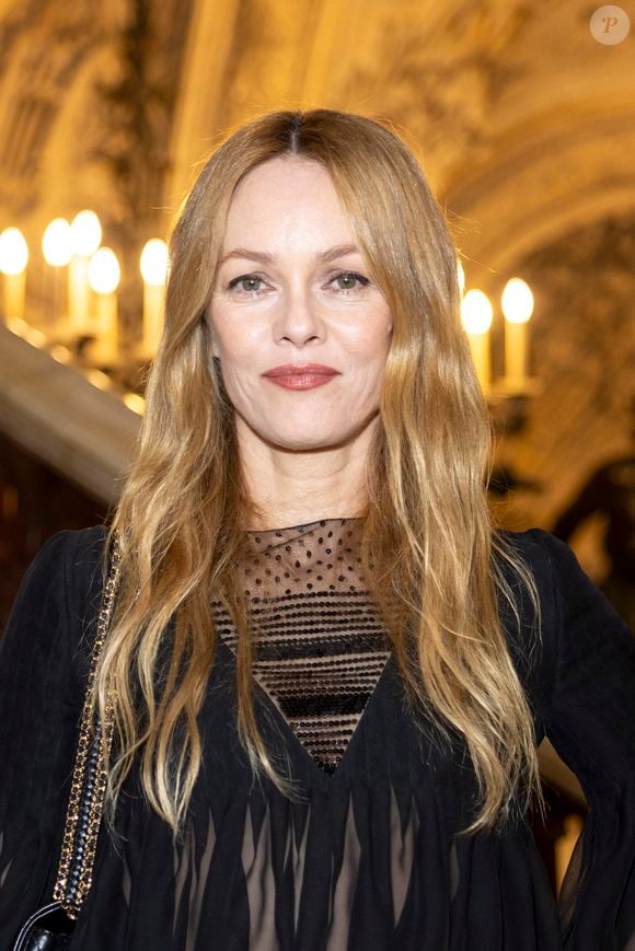 Un hommage peu romantique et qui aurait plus qu'autre chose fait grincer des dents Vanessa Paradis. Cette dernière ne s'est toutefois jamais opposée à la diffusion de la chanson. 

Vanessa Paradis au photocall du deuxième défilé de mode Chanel Haute-Couture automne-hiver 2024/2025 au palais Garnier lors de la Fashion Week de Paris, France, le 25 juin 2024. © Olivier Borde/Bestimage
