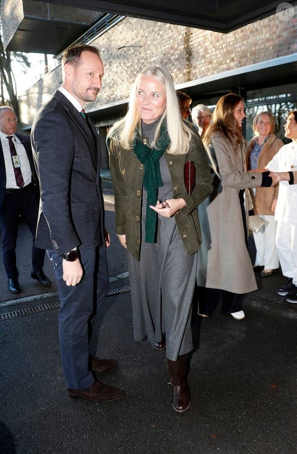 Le prince Haakon de Norvège, la princesse Mette Marit de Norvège, la princesse Ingrid Alexandra de Norvège, en visite dans une maison de retraite à Oslo le 17 décembre 2025.

Action Press / Bestimage