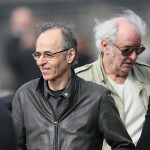 Jean-Jacques Goldman et Maxime Le Forestier lors des obsèques de Véronique Colucci au cimetière communal de Montrouge, le 12 avril 2018. @Agence / Bestimage