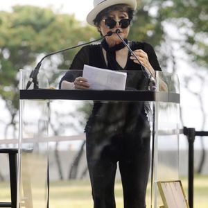 Yoko Ono - Une tapisserie rendant hommage à John Lennon dévoilée Elis Island, en face de Manhattan à New York, le 29 juillet 2015.
© Bestimage