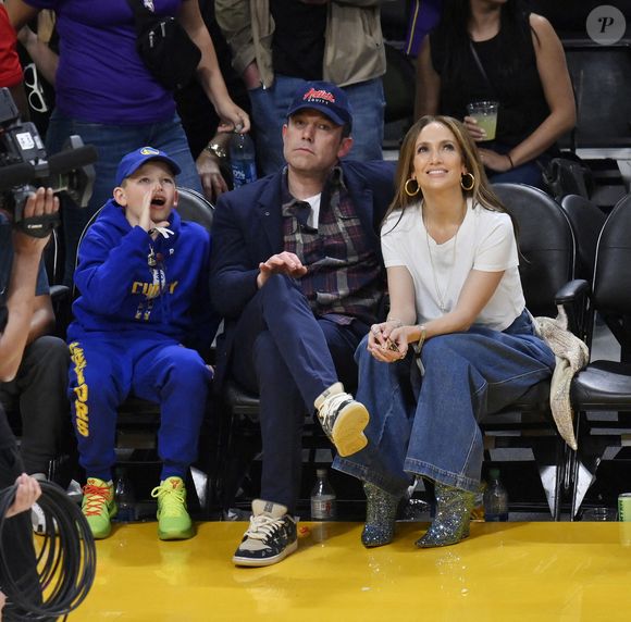 Jennifer Lopez, Ben Affleck et son fils Samuel Garner Affleck sont assis à côté du terrain pendant le match de NBA Los Angeles Lakers/Golden State Warriors au Crypto.com Arena à Los Angeles, Ca, USA, le samedi 16 mars 2024. Photo par Jim Ruymen/UPI/ABACAPRESS.COM