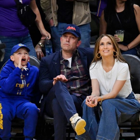 Jennifer Lopez, Ben Affleck et son fils Samuel Garner Affleck sont assis à côté du terrain pendant le match de NBA Los Angeles Lakers/Golden State Warriors au Crypto.com Arena à Los Angeles, Ca, USA, le samedi 16 mars 2024. Photo par Jim Ruymen/UPI/ABACAPRESS.COM