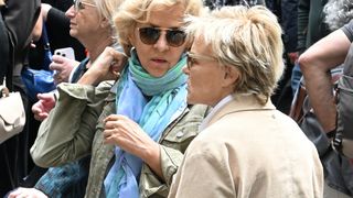 À Paris, Corinne Touzet et Muriel Robin réunies pour Pierre Deny lors d’une cérémonie dans un lieu symbolique