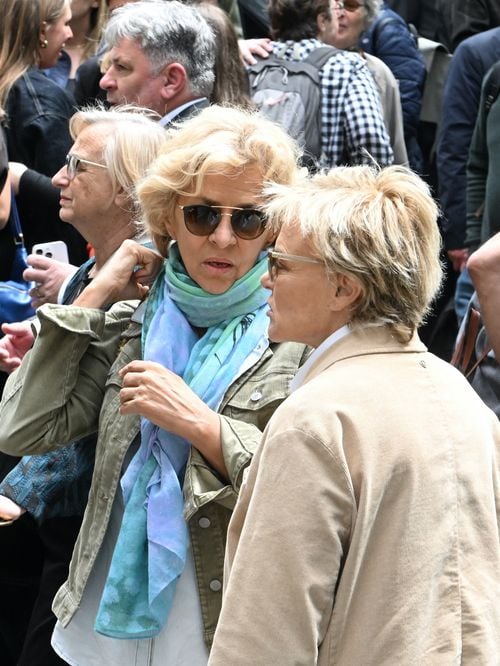 À Paris, Corinne Touzet et Muriel Robin réunies pour Pierre Deny lors d’une cérémonie dans un lieu symbolique