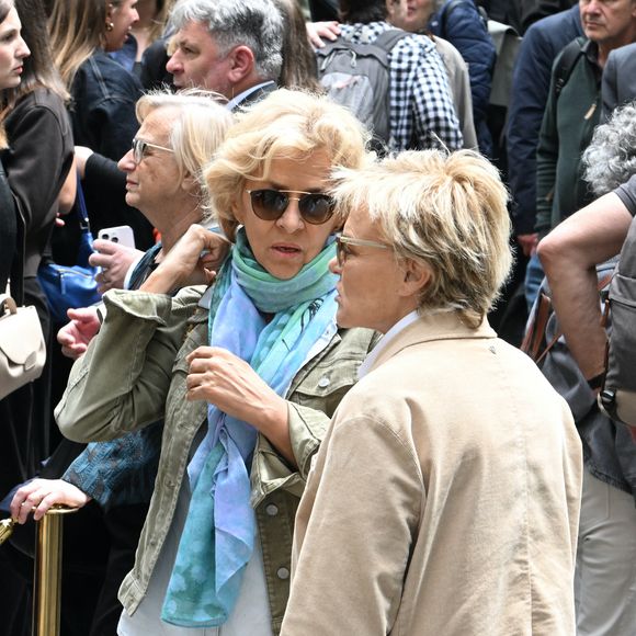 Le monde du petit écran est en deuil. 

Exclusif - Corinne Touzet et Muriel Robin lors de l'hommage à Pierre Deny au théâtre du Gymnase Marie Bell à Paris, France. © Bestimage