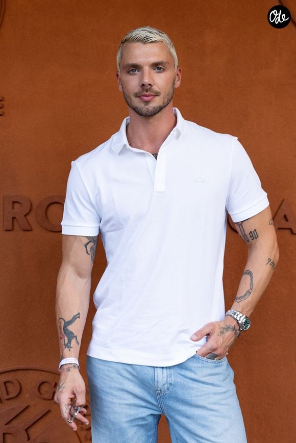 Dès le pas de la porte, le ton est donné avec des murs peints dans un orange terracotta vibrant, contrastant avec un sol en damier marbre bicolore du plus bel effet.

Jonathan Jenvrin au village lors des Internationaux de France de Tennis de Roland Garros 2026. Paris, le 25 mai 2026

© Moreau / Jacovides / Bestimage