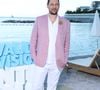 Pour profiter pleinement d'eux une semaine sur deux, il a demandé des horaires aménagés et met ses projets professionnels entre parenthèses.

Eric Antoine a l'after party au 'Neptune' lors de la 65ème édition du Festival TV De Monte Carlo le 13 Juin 2026 © Denis Guignebourg /Bestimage