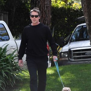 17/02/2025 EXCLUSIF : Christian Bale a été aperçu à vélo dans un parc de Los Angeles. L'acteur américain, reclus, est sorti vêtu d'une tenue noire et promenait son chien.