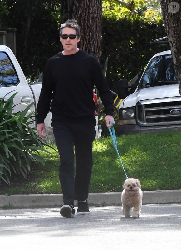 17/02/2025 EXCLUSIF : Christian Bale a été aperçu à vélo dans un parc de Los Angeles. L'acteur américain, reclus, est sorti vêtu d'une tenue noire et promenait son chien.