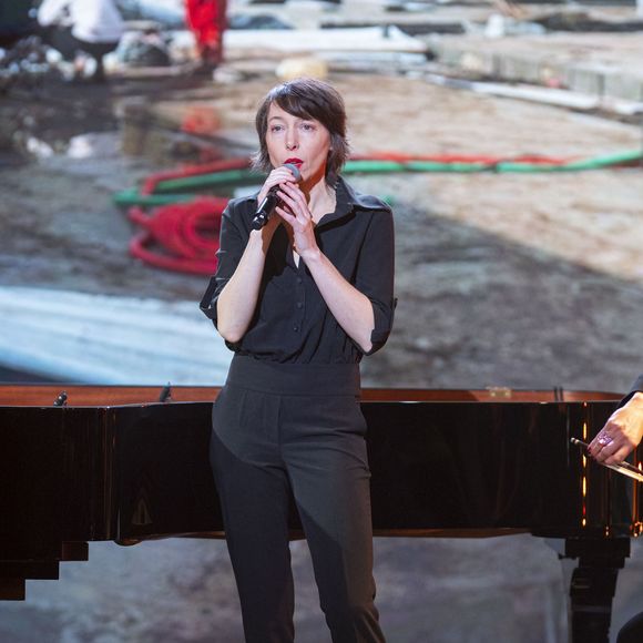 Jeanne Cherhal, en tournée jusqu’à l’Olympia, rend hommage à sa collaboration avec Benjamin Biolay dans les colonnes du "Parisien" : "Il m'a cousu un écrin".

Exclusif - Jeanne Cherhal sur le plateau de l’émission “Unis pour Mayotte” diffusée en direct sur France 2, qui a permis de récolter plus de 5 millions de dons le 17 décembre 2024.


© Pierre Perusseau / Bestimage