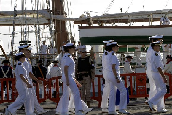 "Cette escale nous permet de refaire le plein d'énergie et d'esprit grâce à la chaleur des citoyens avant d'entamer la difficile étape océanique de notre voyage", a déclaré le commandant de l'équipage selon le journal Canarian Weekly.

La princesse Leonor d’Espagne est arrivée aux Îles Canaries, première étape de son voyage de six mois en mer, 17 janvier 2025. © Mercedes Menendez/Pacific Press/Bestimage
