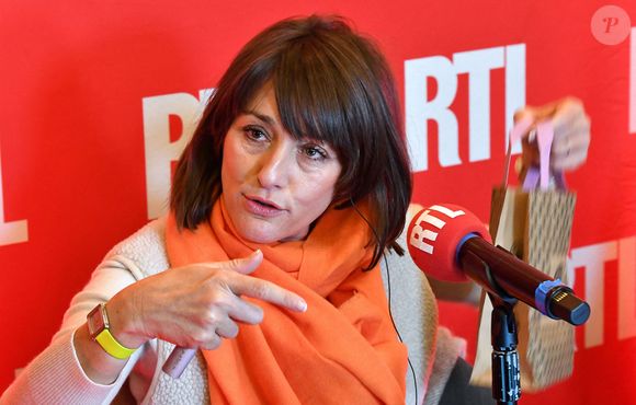 La journaliste Amandine Begot lors la matinale de la radio RTL à Saint-Omer (62) le 19 decembre 2023