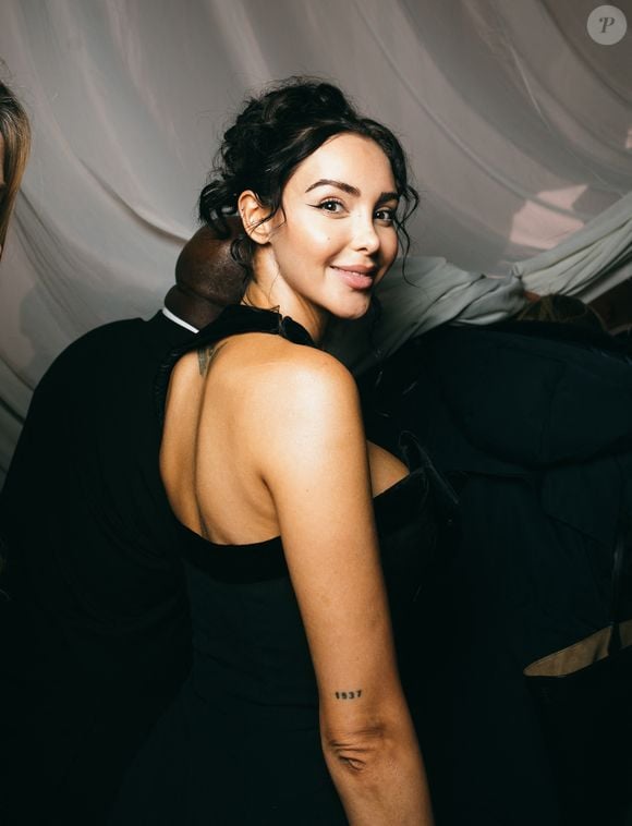 C'est le célèbre designer néerlandais, Marcel Wanders, qui a imaginé ce lieu à l'esthétique onirique, jouant sur le blanc immaculé, les transparences et des touches d'excentricité chic. 

Nabilla - Les célébrités au défilé Jean-Paul Gaultier "Collection Haute Couture Printemps/Eté 2025" lors de la Fashion Week de Paris (PFW), le 29 janvier 2025
© Sam Delpech / Bestimage
