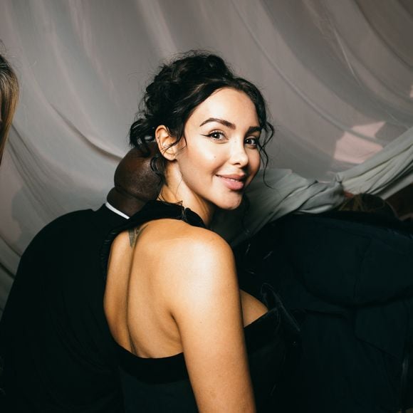C'est le célèbre designer néerlandais, Marcel Wanders, qui a imaginé ce lieu à l'esthétique onirique, jouant sur le blanc immaculé, les transparences et des touches d'excentricité chic. 

Nabilla - Les célébrités au défilé Jean-Paul Gaultier "Collection Haute Couture Printemps/Eté 2025" lors de la Fashion Week de Paris (PFW), le 29 janvier 2025
© Sam Delpech / Bestimage