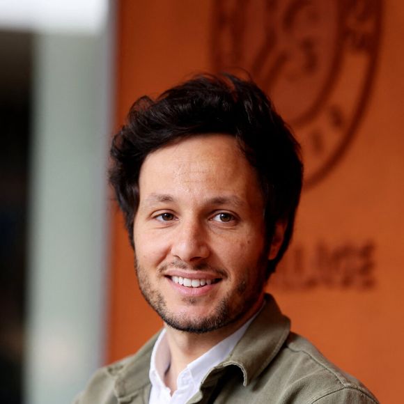 Popularisé par le single intitulé "Pas là" en 2014, le musicien a ensuite enchaîné les succès

Le chanteur Vianney au village lors des Internationaux de France de Tennis de Roland Garros 2025, à Paris, France, le 6 juin 2025. © Jacovides-Moreau/Bestimage
