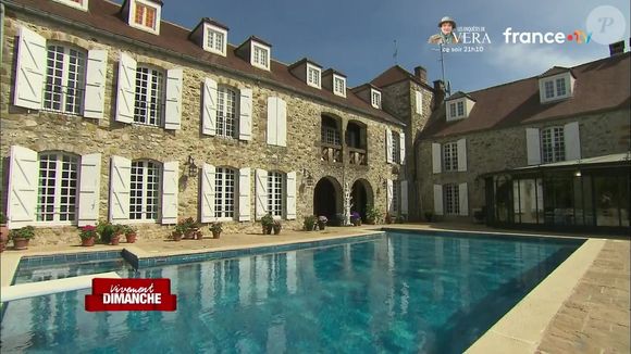Au fil des années et des nombreux travaux entrepris, la vieille ferme s'était transformée en superbe village avec piscine chauffée.

Sa maison de Nangis, en Seine-et-Marne, son havre de paix avec piscine. Les images ont été diffusés dans "Vivement dimanche" sur France 3, le 16 novembre 2025.

Photo : Capture d'écran / France 3