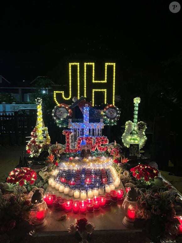 Laeticia Hallyday entourée des fans lors de la veillée pour les 6 ans de la mort de Johnny Hallyday au petit cimetière de Lorient à Saint-Barthélemy