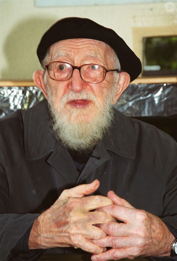 L'abbé Pierre fête ses 90 an à Neuilly Plaisance avec la communauté Emmaus le 3 octobre 2002