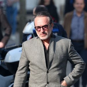 Jean Dujardin - Arrivées aux obsèques de Bruno Salomone en l'église Sainte-Anne de Polangis de Joinville-le-Pont (Val-de-Marne) le 23 mars 2026. © Cyril Moreau - Dominique Jacovides / Bestimage