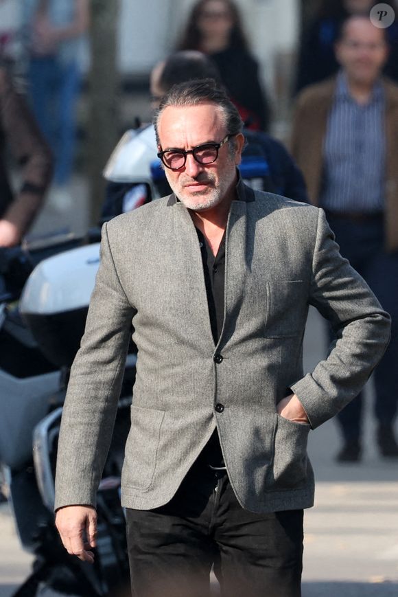 Jean Dujardin - Arrivées aux obsèques de Bruno Salomone en l'église Sainte-Anne de Polangis de Joinville-le-Pont (Val-de-Marne) le 23 mars 2026. © Cyril Moreau - Dominique Jacovides / Bestimage