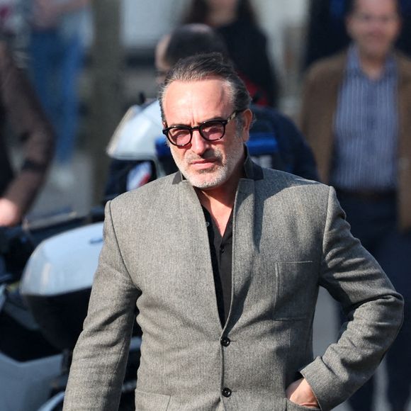 Jean Dujardin - Arrivées aux obsèques de Bruno Salomone en l'église Sainte-Anne de Polangis de Joinville-le-Pont (Val-de-Marne) le 23 mars 2026. © Cyril Moreau - Dominique Jacovides / Bestimage