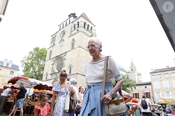 La reine Margrethe II de Danemark se rend comme tous les ans au marché de Cahors le 17 août 2024.
© Jean-Marc Lhomer / Bestimage