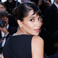 Leïla Bekhti rend hommage à Audrey Hepburn à Cannes : l'actrice sublime dans une robe noire dotée d'un nœud XXL