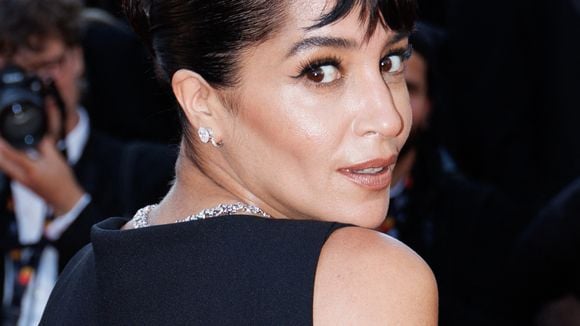 Leïla Bekhti rend hommage à Audrey Hepburn à Cannes : l'actrice sublime dans une robe noire dotée d'un nœud XXL