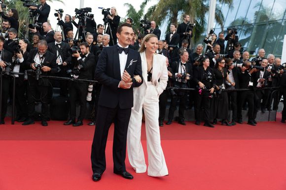 Rupert Friend et sa femme Aimee Mullins à la montée des marches du film « The Phoenician Scheme » lors du 78ème Festival International du Film de Cannes, au Palais des Festivals à Cannes. Le 18 mai 2025. © Olivier Borde / Bestimage