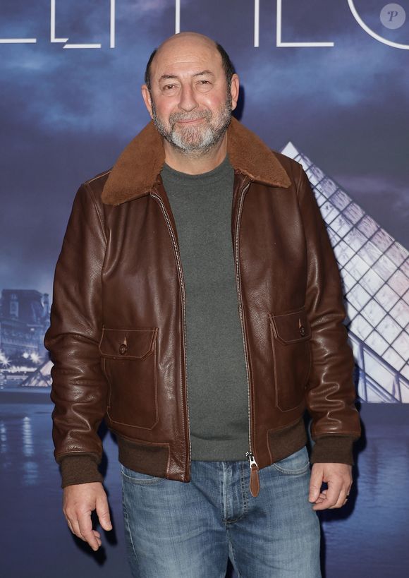 Ses premières expériences sur scène, en classe de 4e, l’ont poussé à vouloir devenir acteur, soutenu par ses proches.

Kad Merad - Avant-première de la série "Belphegor" au cinéma Pathé Palace à Paris le 10 décembre 2025. © Coadic Guirec/Bestimage