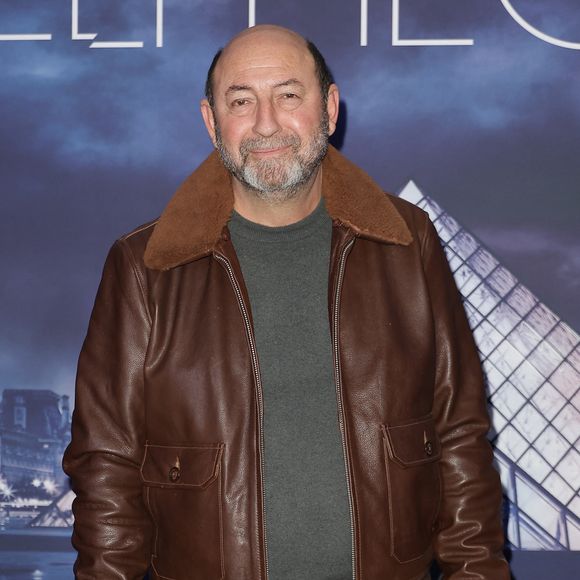 Ses premières expériences sur scène, en classe de 4e, l’ont poussé à vouloir devenir acteur, soutenu par ses proches.

Kad Merad - Avant-première de la série "Belphegor" au cinéma Pathé Palace à Paris le 10 décembre 2025. © Coadic Guirec/Bestimage