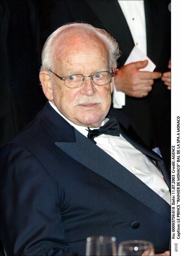 Le prince Rainier au bal de la SPA à Monaco, le 11/07/03. Salle des Etoiles Sporting d'Eté. Le traditionnel Bal de la S.P.A a eu lieu en présence de S.A.S le Prince Souverain Rainier III, du Prince héréditaire Albert, de la Princesse Antoinette et de sa fille Elisabeth Ann De Massy. Seule ombre au tableau, l'absence de la Princesse Stéphanie qui généralement participe ˆ cette manifestation. AGENCE / BESTIMAGE