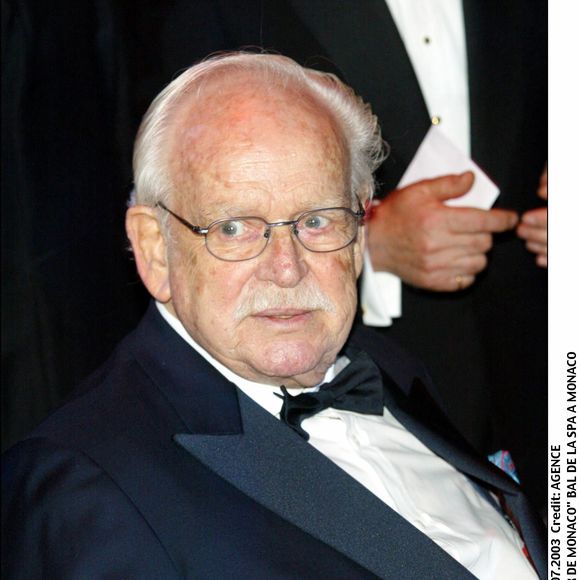 Le prince Rainier au bal de la SPA à Monaco, le 11/07/03. Salle des Etoiles Sporting d'Eté. Le traditionnel Bal de la S.P.A a eu lieu en présence de S.A.S le Prince Souverain Rainier III, du Prince héréditaire Albert, de la Princesse Antoinette et de sa fille Elisabeth Ann De Massy. Seule ombre au tableau, l'absence de la Princesse Stéphanie qui généralement participe ˆ cette manifestation. AGENCE / BESTIMAGE