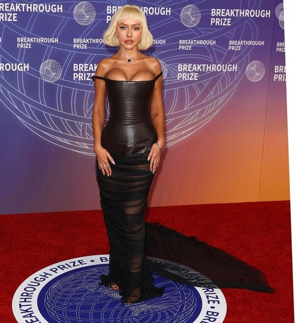 Certaines apparitions en couple ont également attiré l’attention par leur complicité et leur élégance.

Des célébrités et des invités ont assisté à la 12e édition du Breakthrough Prize au Barker Hangar à Santa Monica, en Californie.
Backgrid USA / Bestimage