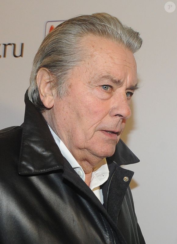 Alain Delon a assisté à la première de la comédie lyrique "Happy New Year, Moms" à Moscou. Le 19 décembre 2012. ITAR TASS / BESTIMAGE