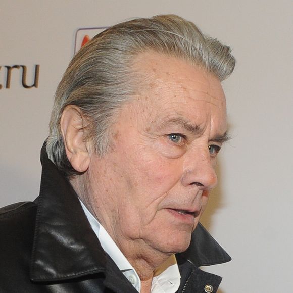 Alain Delon a assisté à la première de la comédie lyrique "Happy New Year, Moms" à Moscou. Le 19 décembre 2012. ITAR TASS / BESTIMAGE