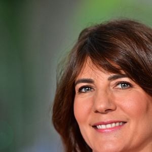 Estelle Denis présente son émission "Estelle Midi" (RMC) depuis le sommet pour l'action sur l'IA au Grand Palais à Paris le 10 février 2025.
© Christian Liewig / Bestimage