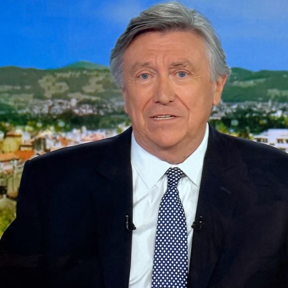 Ancien visage emblématique de la première chaîne, Jacques Legros continue d'apparaître dans les médias. 

Jacques Legros présente son dernier JT de 13 heures en sa qualité de joker pendant près de 26 ans sur TF1. Emu aux larmes, le journaliste a passé le relais à Isabelle Ithurburu, qui sera à partir de mi-juillet 2025. 
© Agence via Bestimage