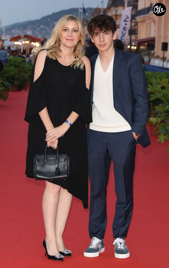 Après le concert, Amanda Sthers a partagé plusieurs images sur son compte Instagram, immortalisant cette étape importante devant ses milliers d'abonnés.

Amanda Sthers et Léon Hesby sur le tapis rouge du prix du court métrage lors du 37ème festival du film de Cabourg (37ème journées romantiques du 14 au 18 juin 2023), à Cabourg, France, le 16 juin 2023. © Coadic Guirec/Bestimage