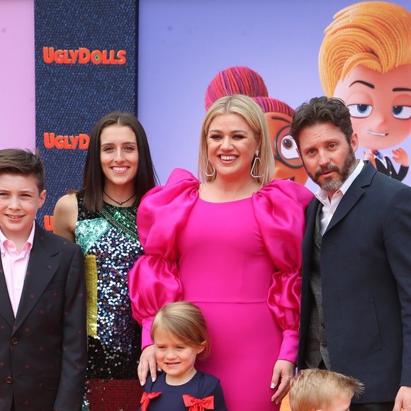 Une célèbre chanteuse américaine a récemment décidé d'annuler tous ses concerts à Las Vegas

Brandon Blackstock avec ses enfants Seth et Savannah, sa femme Kelly Clarkson et leurs enfants Remington et River Rose - Avant-première du film "UglyDolls" au cinéma "Regal Cinemas L.A. LIVE" à Los Angeles.
Crédit : Backgrid USA / Bestimage