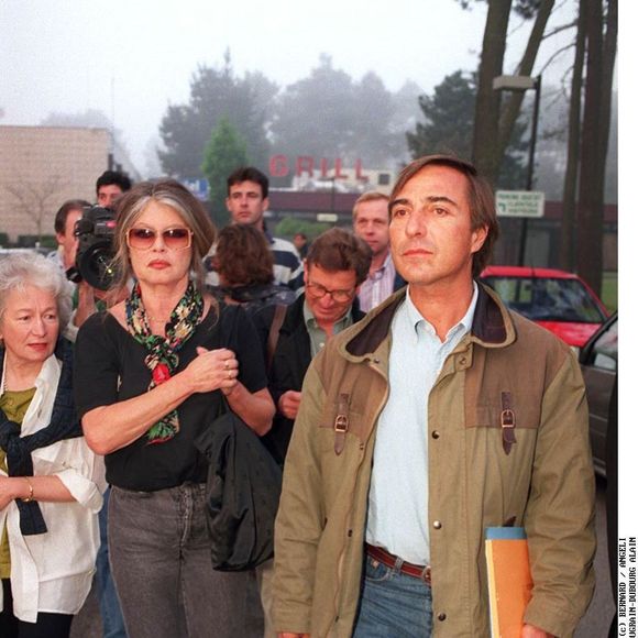 "Pourtant, j'ai vraiment pensé finir ma vie avec Brigitte…" Ils se sépareront rapidement par la suite...

Brigitte Bardot et Allain Bougrain-Dubourg en visite dans le Médoc en 1994  © Patrick Bernard Bestimage