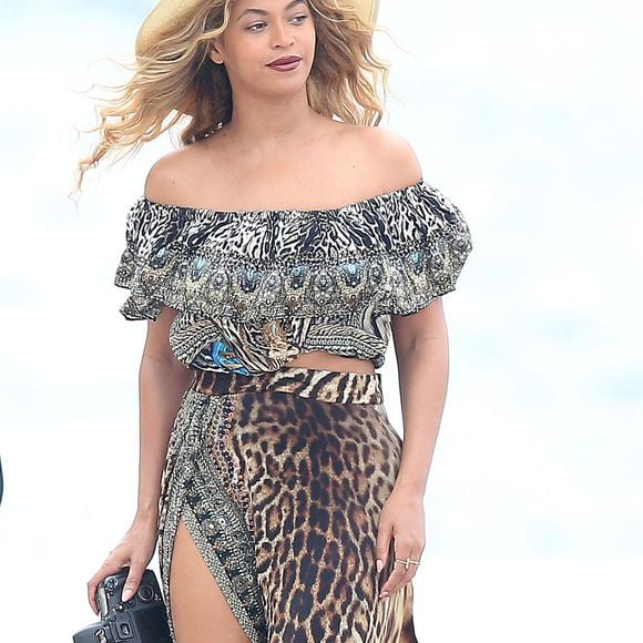 Beyonce Knowles et son mari Jay Z quittent leur yacht pour aller déjeuner à terre avec leur fille Blue Ivy dans les Iles de Lerins le 16 septembre 2015
©Agence / Bestimage